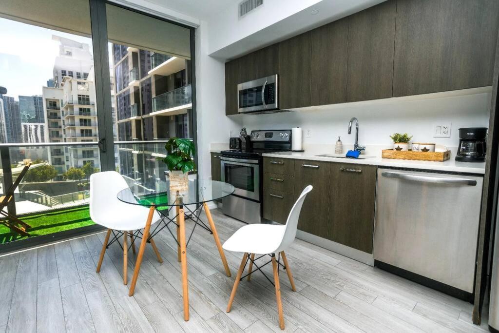 Ocean View With Balcony, Kitchen, Gym, Restaurants And Rooftop Pool Apartment